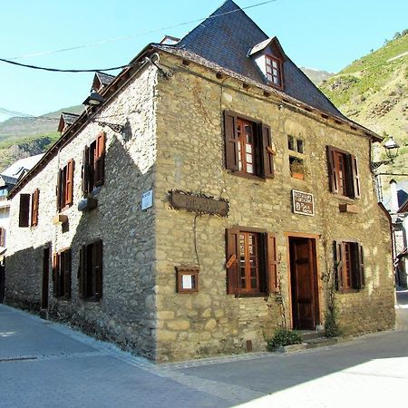 Hostal Placa Garos Hotel Exterior photo